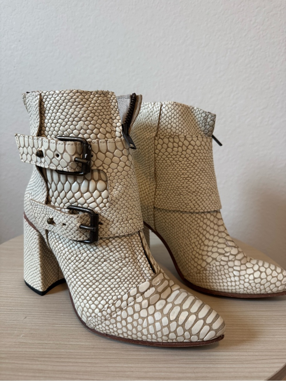 Freebird by Steven Joey Boots in white snake size 8